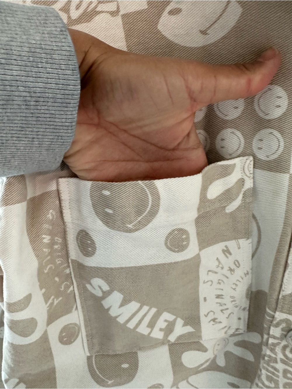 H&M SMILEY® Beige & White Patterned Button-Up Shirt - Picture 4 of 9